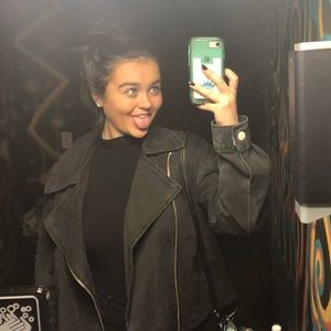 Meet your Posher, Delia